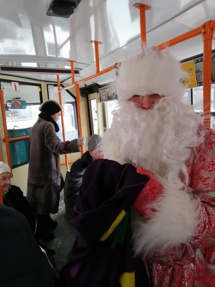 Пассажиров общественного транспорта в Томске поздравят с наступающим новым годом