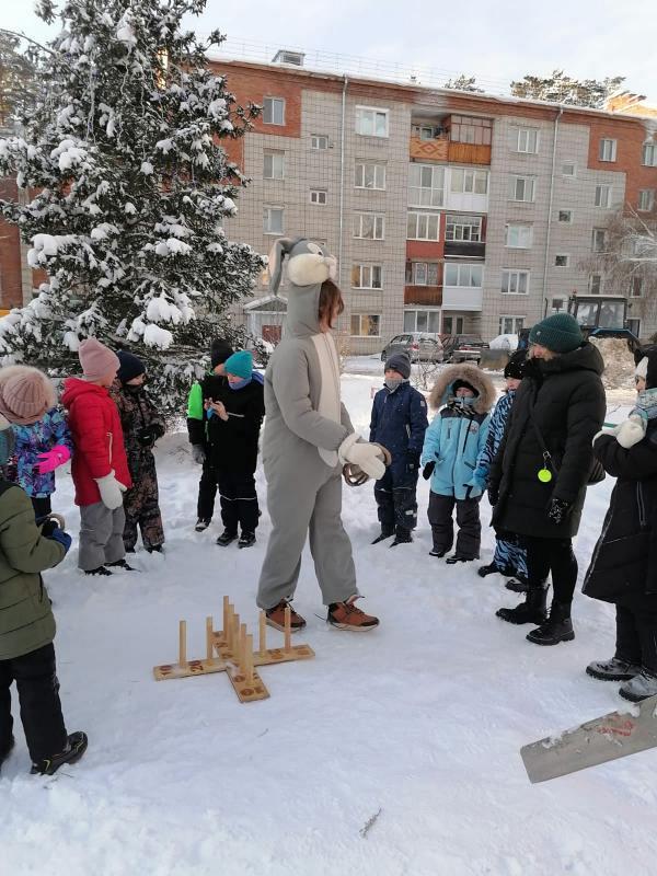 В с. Тимирязевское развернулась самая настоящая снежная битва за сладкие подарки от, наконец, пришедшего в этом году деда Мороза.